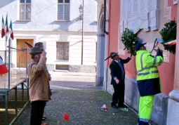 Onore ai caduti sotto il cippo in piazza della Rossa